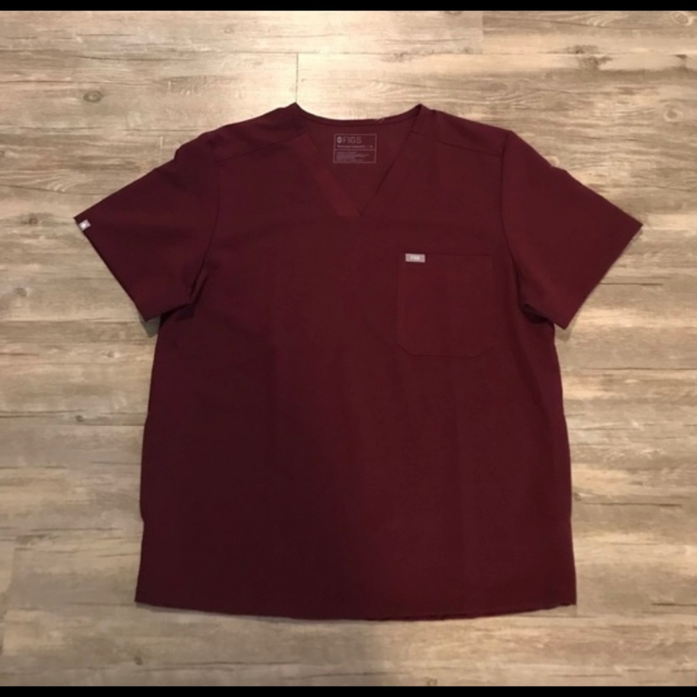 FIGS Chisec Men’s Three Pocket Scrub Top Burgundy